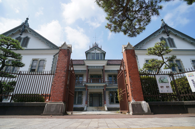 新潟県政記念館の正面外観