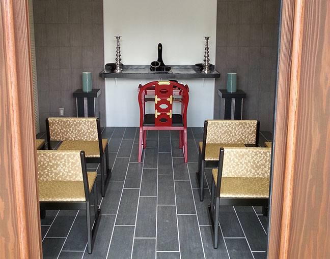 太夫浜霊苑の法要室内の祭壇と椅子